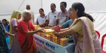 वंचितांसोबत दिवाळी साजरी, नारायण सेवा मित्र परिवार व मायेची फुंकर चे वतीने गरजू निराधाराना मिठाई व फराळचे वाटप.