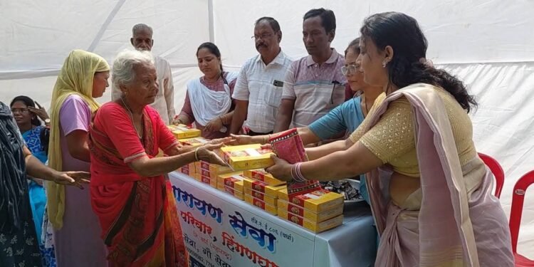 वंचितांसोबत दिवाळी साजरी, नारायण सेवा मित्र परिवार व मायेची फुंकर चे वतीने गरजू निराधाराना मिठाई व फराळचे वाटप.