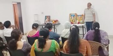 शहर काँग्रेस कमेटी चे वतीने श्रीमती इंदिरा गांधी आणि सरदार पटेल यांना अभिवादन.