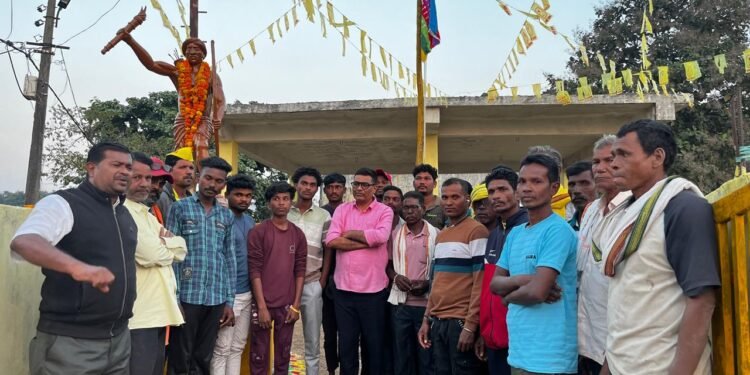 बिरसा मुंडा जयंती निमित्त भाजपा जिल्हा उपाध्यक्ष डॉ. प्रणय भाऊ खुणे यांच्या रेगडी हळदवाही जिल्हा परिषद क्षेत्रातील विविध गावांमध्ये सदिच्छा भेट.