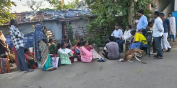 अहेरीतील बेघर कॉलनीची समस्या जाणून नगरसेवक अमोल गुडेल्लीवार यांनी मांडली, मुख्याधिकारी मोक्यावर जाऊन नागरिकांशी साधला थेट संवाद.