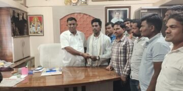 छल्लेवाडा येथील दुर्गे परिवाराला जनसेवक तथा माजी जि. पं. अध्यक्ष अजय कंकडालवार यांचा कडून आर्थिक मदत.