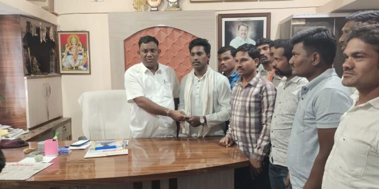 छल्लेवाडा येथील दुर्गे परिवाराला जनसेवक तथा माजी जि. पं. अध्यक्ष अजय कंकडालवार यांचा कडून आर्थिक मदत.