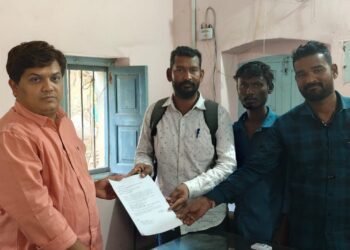 सामाजिक कार्यकर्ते संतोष बोम्मावार यांनी मुख्य कार्यकारी अधिकारी यांना निवेदन.