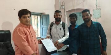 सामाजिक कार्यकर्ते संतोष बोम्मावार यांनी मुख्य कार्यकारी अधिकारी यांना निवेदन.