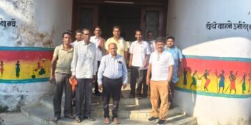 माजी राज्यमंत्री राजे अंब्रीशराव महाराज यांच्या नेतृत्वाखाली तहसीलदारांना निवेदन.