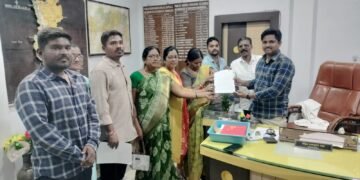 एटापल्ली शहरातील २.५० कि.मी. मुख्य रस्ता ६ वर्षांपासून अपूर्ण; नगरपंचायतीकडे हस्तांतरणाची मागणी.