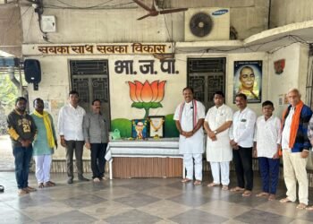 आ.कुणावार यांचे स्थानिक जनसंपर्क कार्यालयात भाजपाच्या वतीने भारतीय संविधान दिवस साजरा.