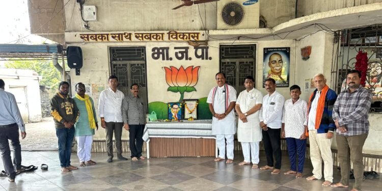 आ.कुणावार यांचे स्थानिक जनसंपर्क कार्यालयात भाजपाच्या वतीने भारतीय संविधान दिवस साजरा.