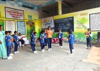 राजुरा: आदर्श शाळेत संविधान दिनानिमित्त चिमुकल्यांनी सादर केले पथनाट्य, प्रभातफेरी काढून केली संविधान जनजागृती.