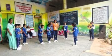 राजुरा: आदर्श शाळेत संविधान दिनानिमित्त चिमुकल्यांनी सादर केले पथनाट्य, प्रभातफेरी काढून केली संविधान जनजागृती.