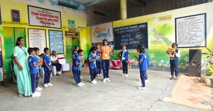राजुरा: आदर्श शाळेत संविधान दिनानिमित्त चिमुकल्यांनी सादर केले पथनाट्य, प्रभातफेरी काढून केली संविधान जनजागृती.