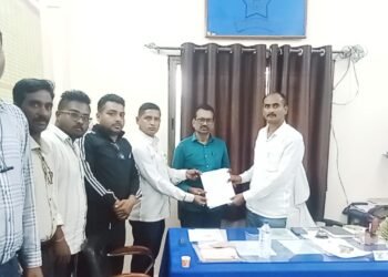 एटापल्लीच्या खड्डेमय रस्त्यांविरोधात ‘व्हाईस ऑफ मीडिया’ आक्रमक.