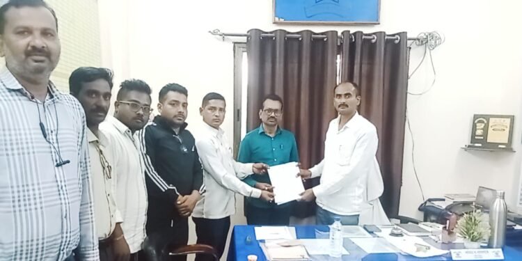 एटापल्लीच्या खड्डेमय रस्त्यांविरोधात ‘व्हाईस ऑफ मीडिया’ आक्रमक.