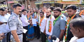 अहेरीतील मुख्यरस्त्याच्या दुरुस्तीचे दोन वर्षे सहन करुन शेवटी भाजपा तर्फे चक्का जाम.