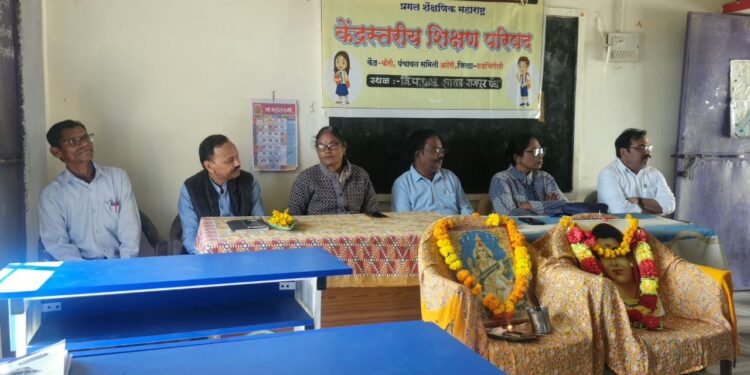 विद्यार्थ्यांमध्ये सकारात्मक शिस्त रूजविणे ही काळाची गरज — केंद्रप्रमुख राजु आत्राम यांचे मार्गदर्शन.