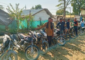 पेरमिली पोलिसांची धडक कारवाई : रापल्ले गावातील अवैध कोंबडा बाजारावर छापा; १६ आरोपींवर गुन्हा दाखल, ३.८५ लाखांचा मुद्देमाल जप्त.