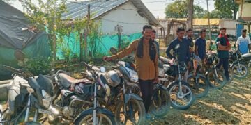 पेरमिली पोलिसांची धडक कारवाई : रापल्ले गावातील अवैध कोंबडा बाजारावर छापा; १६ आरोपींवर गुन्हा दाखल, ३.८५ लाखांचा मुद्देमाल जप्त.