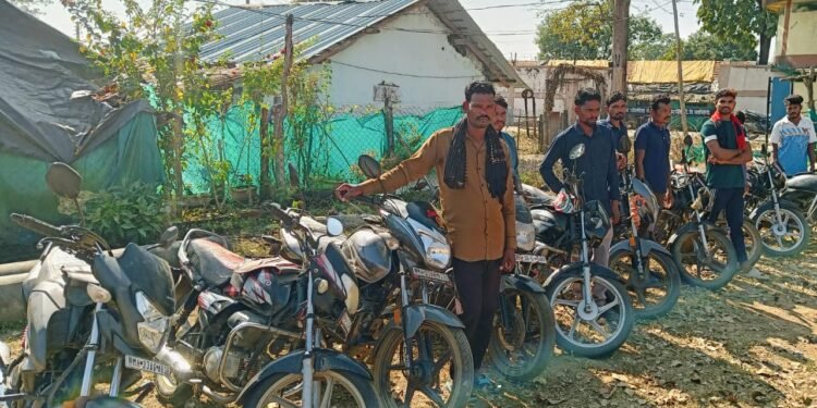 पेरमिली पोलिसांची धडक कारवाई : रापल्ले गावातील अवैध कोंबडा बाजारावर छापा; १६ आरोपींवर गुन्हा दाखल, ३.८५ लाखांचा मुद्देमाल जप्त.