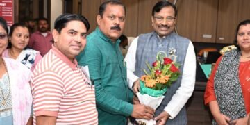 काशिनाथ शिंह ने लिया सुधीरभाऊ का लिया मार्गदर्शन.