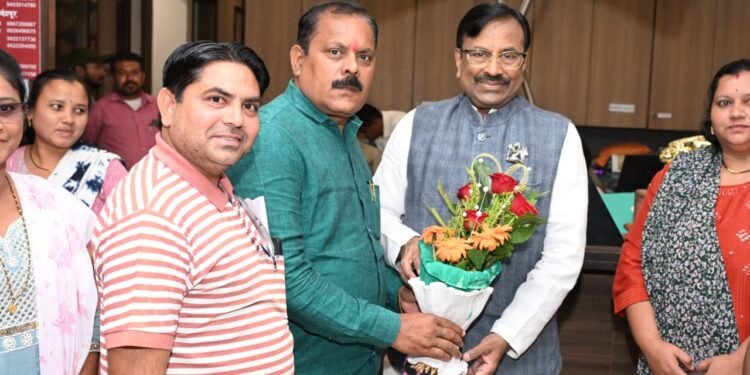 काशिनाथ शिंह ने लिया सुधीरभाऊ का लिया मार्गदर्शन.