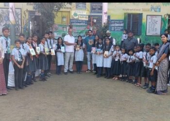स्वाती प्रदीप देशपांडे यांनी विद्यार्थ्यांना शैक्षणिक साहित्य व वाचनालयाला पुस्तके भेट देऊन वाढदिवस केला साजरा.