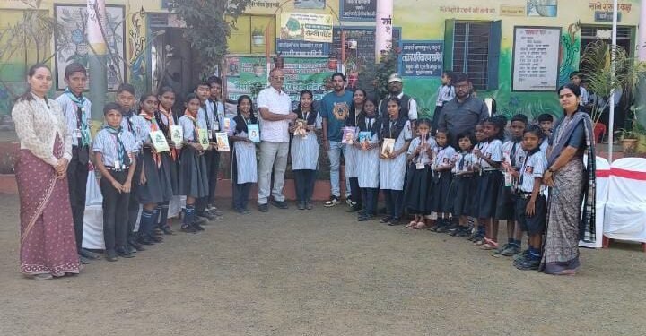 स्वाती प्रदीप देशपांडे यांनी विद्यार्थ्यांना शैक्षणिक साहित्य व वाचनालयाला पुस्तके भेट देऊन वाढदिवस केला साजरा.