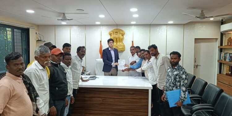 राजाराम येथे परिसरातील शेतकऱ्यांकडून धान खरेदी केंद्र सुरु करण्याची जिल्हाधिकारी मा. अविशान्त पंडा साहेब यांना निवेदन देताना.