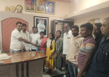 आटोने प्रवास करतांना एका शाळकरी विध्यार्थीनींचा दुदैव मूत्यू ; अजय कंकडालवार यांचाकडून सोदारी कुटूंबाना आर्थिक मदत.