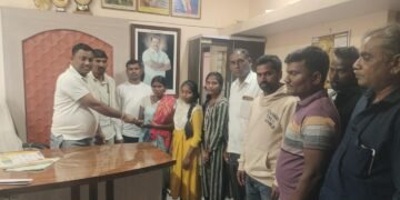 आटोने प्रवास करतांना एका शाळकरी विध्यार्थीनींचा दुदैव मूत्यू ; अजय कंकडालवार यांचाकडून सोदारी कुटूंबाना आर्थिक मदत.