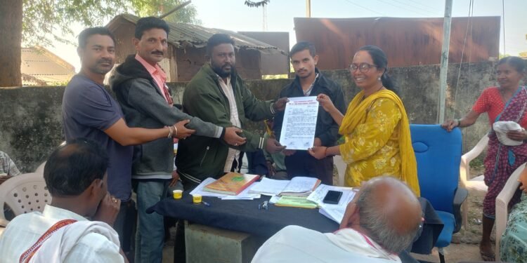 शाळा व्यवस्थापक समिती कडून विविध मागण्या घेऊन ग्रामपंचायत सरपंचा मंगलाताई आत्राम यांना निवेदन.