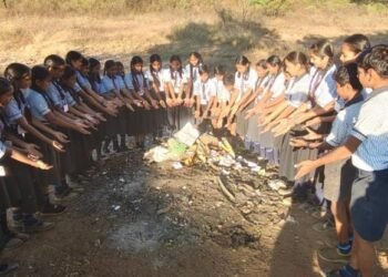 राजुरा येथे स्वच्छता अभियान व श्रमदान करून संत गाडगे महाराज यांना वाहिली आदरांजली.