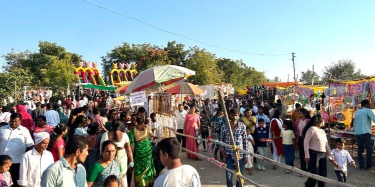 हिंगणघाट येथे संत गाडगे बाबांच्या ६९ व्या पुण्यतिथीनिमित्त वणा नदीवर भक्तीचा सागर; पवनपाल महाराजांच्या खंजिरी वादनाचे समाजप्रबोधन.