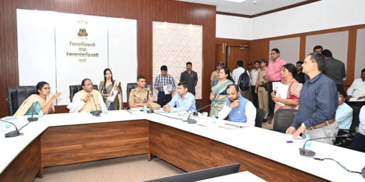 वर्धा जिल्ह्याचे पालकमंत्री यांनी घेतला विविध विभागाचा आढावा.