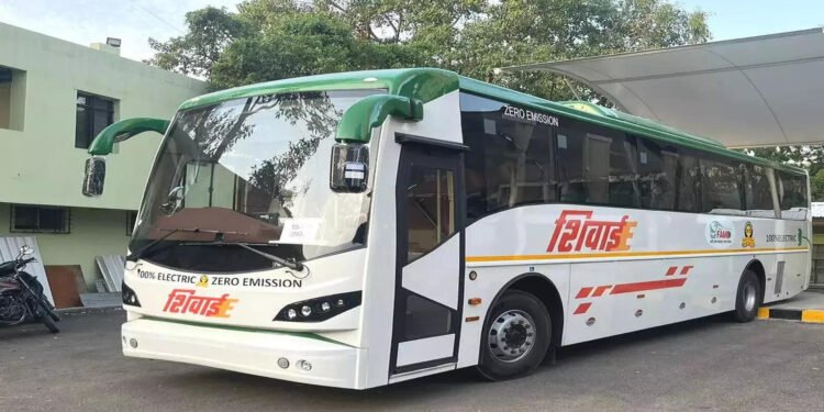 वर्धा एसटी विभागात एक महत्त्वाचा आणि ऐतिहासिक क्षण, ई-शिवाई वातानुकूलित बसचे लोकार्पण.