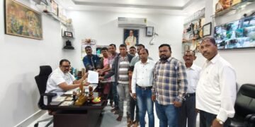 10 वर्ष व जास्त सेवा दिलेल्या रोहयो कंत्राटी कर्मचारी यांचे शासन सेवेत समायोजन करण्याबाबत.आमदार डॉ, धर्मरावबाबा आत्राम यांना निवेदनातून मागणी.