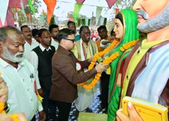 माजी राज्यमंत्री राजे अम्ब्रिशराव महाराज यांच्या हस्ते  सावित्रीबाई फुले व महात्मा ज्योतिबा फुले यांच्या पूर्णाकृती पुतळ्याचे भव्य अनावरण.