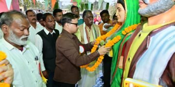 माजी राज्यमंत्री राजे अम्ब्रिशराव महाराज यांच्या हस्ते  सावित्रीबाई फुले व महात्मा ज्योतिबा फुले यांच्या पूर्णाकृती पुतळ्याचे भव्य अनावरण.