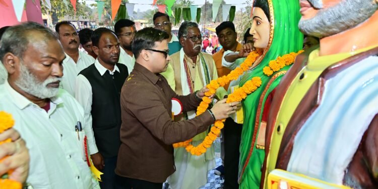 माजी राज्यमंत्री राजे अम्ब्रिशराव महाराज यांच्या हस्ते  सावित्रीबाई फुले व महात्मा ज्योतिबा फुले यांच्या पूर्णाकृती पुतळ्याचे भव्य अनावरण.