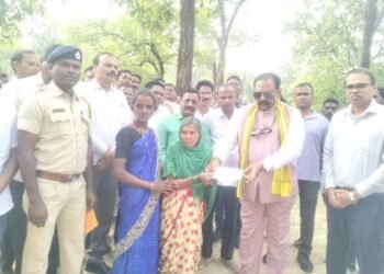 वाघाच्या हल्ल्यात मृत्युमुखी पडलेल्या शिवराम बामनकर यांच्या कुटूंबाला वन विभागाकडून आर्थिक मदत.