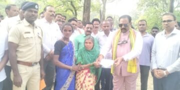 वाघाच्या हल्ल्यात मृत्युमुखी पडलेल्या शिवराम बामनकर यांच्या कुटूंबाला वन विभागाकडून आर्थिक मदत.