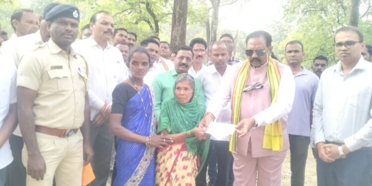 वाघाच्या हल्ल्यात मृत्युमुखी पडलेल्या शिवराम बामनकर यांच्या कुटूंबाला वन विभागाकडून आर्थिक मदत.