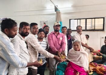 अहेरीत पत्रकार दिनानिमित्त बाल रुग्णालयात फळ वाटप; युवा ग्रामीण पत्रकार संघटनेचा उपक्रम.