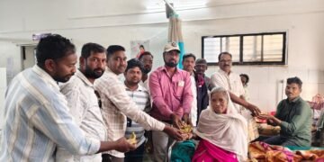 अहेरीत पत्रकार दिनानिमित्त बाल रुग्णालयात फळ वाटप; युवा ग्रामीण पत्रकार संघटनेचा उपक्रम.