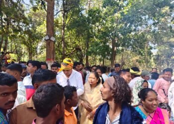 सुरजागड येथे आराद्य दैवत ठाकूर देव यांच्या पूजेसाठी माजी जि. पं. अध्यक्षा भाग्यश्रीताई आत्राम, हलगेकर यांची प्रमुख उपस्थिती.