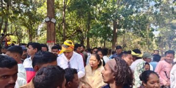 सुरजागड येथे आराद्य दैवत ठाकूर देव यांच्या पूजेसाठी माजी जि. पं. अध्यक्षा भाग्यश्रीताई आत्राम, हलगेकर यांची प्रमुख उपस्थिती.