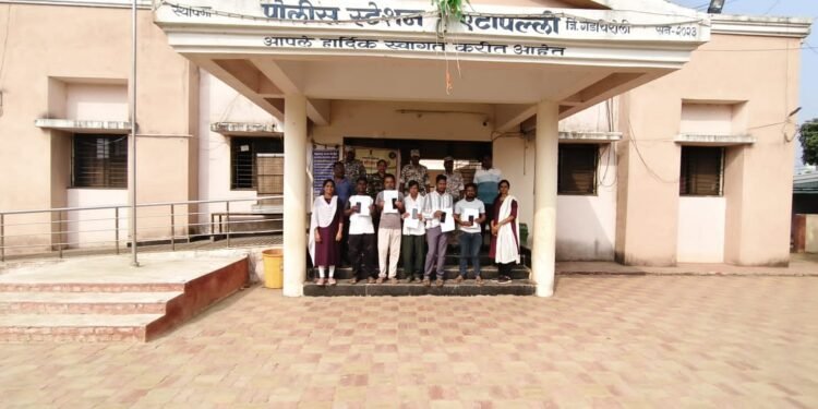 हरवलेले व चोरीला गेलेले ०५ मोबाईल फोन शोधुन काढण्यात एटापल्ली पोलीस स्टेशनचा यश.