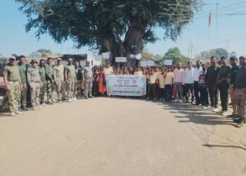 राजाराम पोलीस स्टेशनतर्फे ‘पोलीस रेजिंग डे’ उत्साहात साजरा; भगवंतराव आश्रमशाळेच्या विद्यार्थ्यांची प्रभात फेरी आणि शस्त्र प्रदर्शन