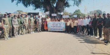 राजाराम पोलीस स्टेशनतर्फे ‘पोलीस रेजिंग डे’ उत्साहात साजरा; भगवंतराव आश्रमशाळेच्या विद्यार्थ्यांची प्रभात फेरी आणि शस्त्र प्रदर्शन