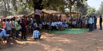 घोटपाडी येथील नागरिकांसोबत माजी जि.प.अध्यक्ष अजयभाऊ कंकडालवार यांनी साधला संवाद.